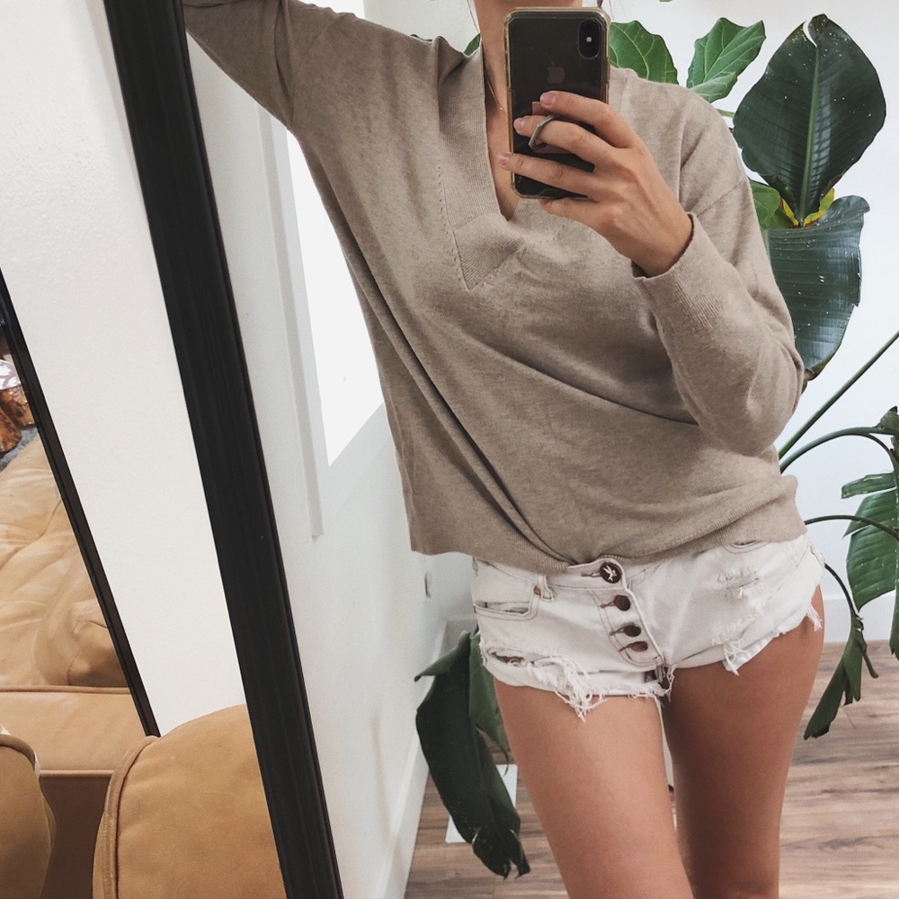 GAP beige v neck sweater - Picture 2 of 8